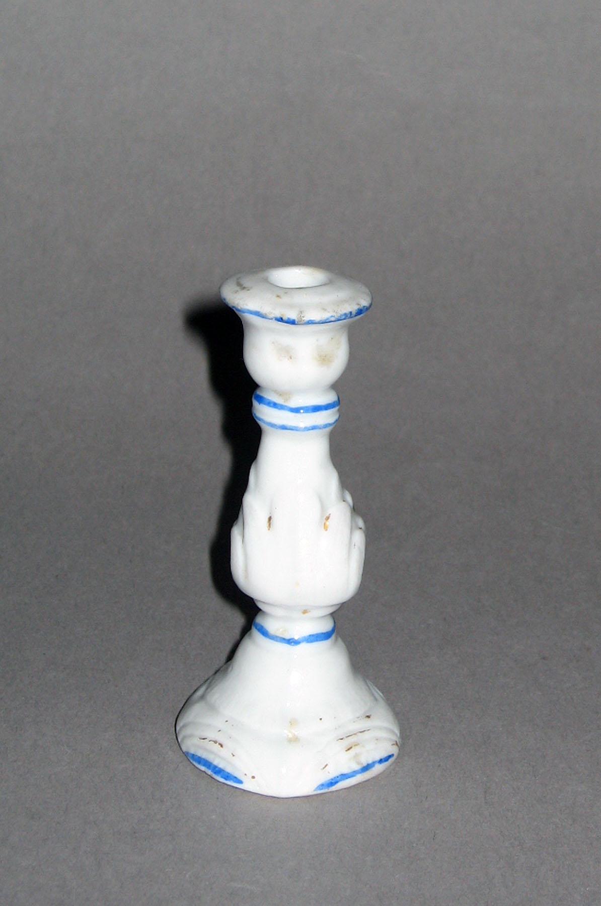 1965.1903 Porcelain candlestick
