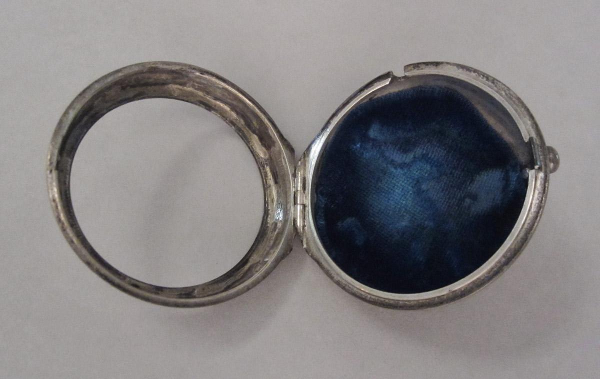 1956.0029.001 A Watch case, interior