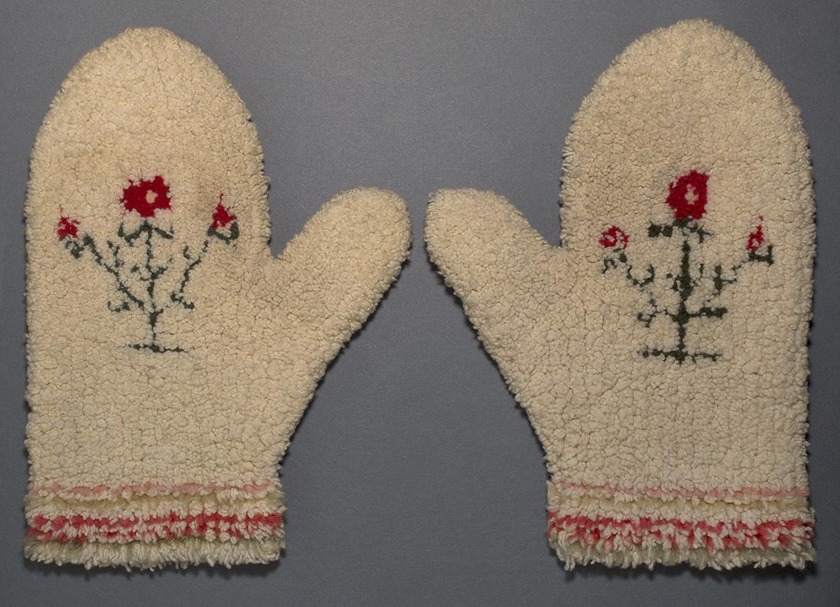 1965.2071.001, .002 Mittens