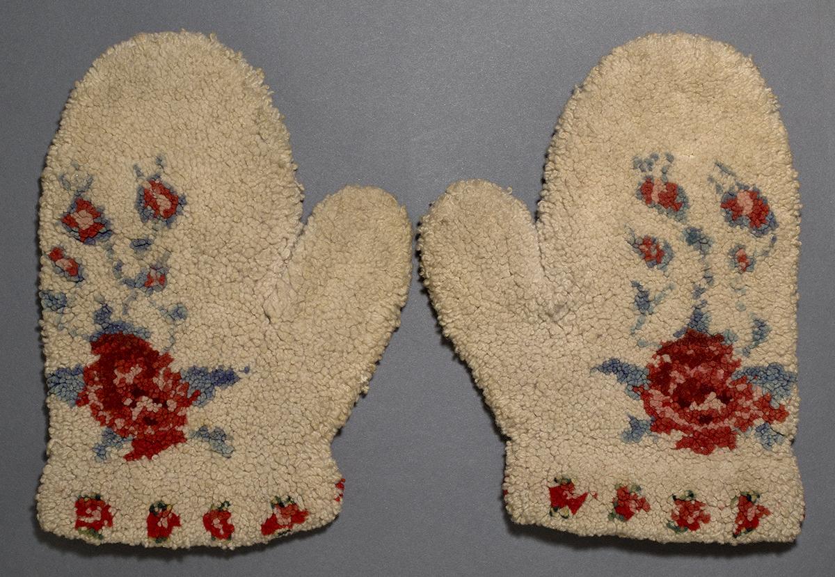 1965.2072.001, .002 Mittens