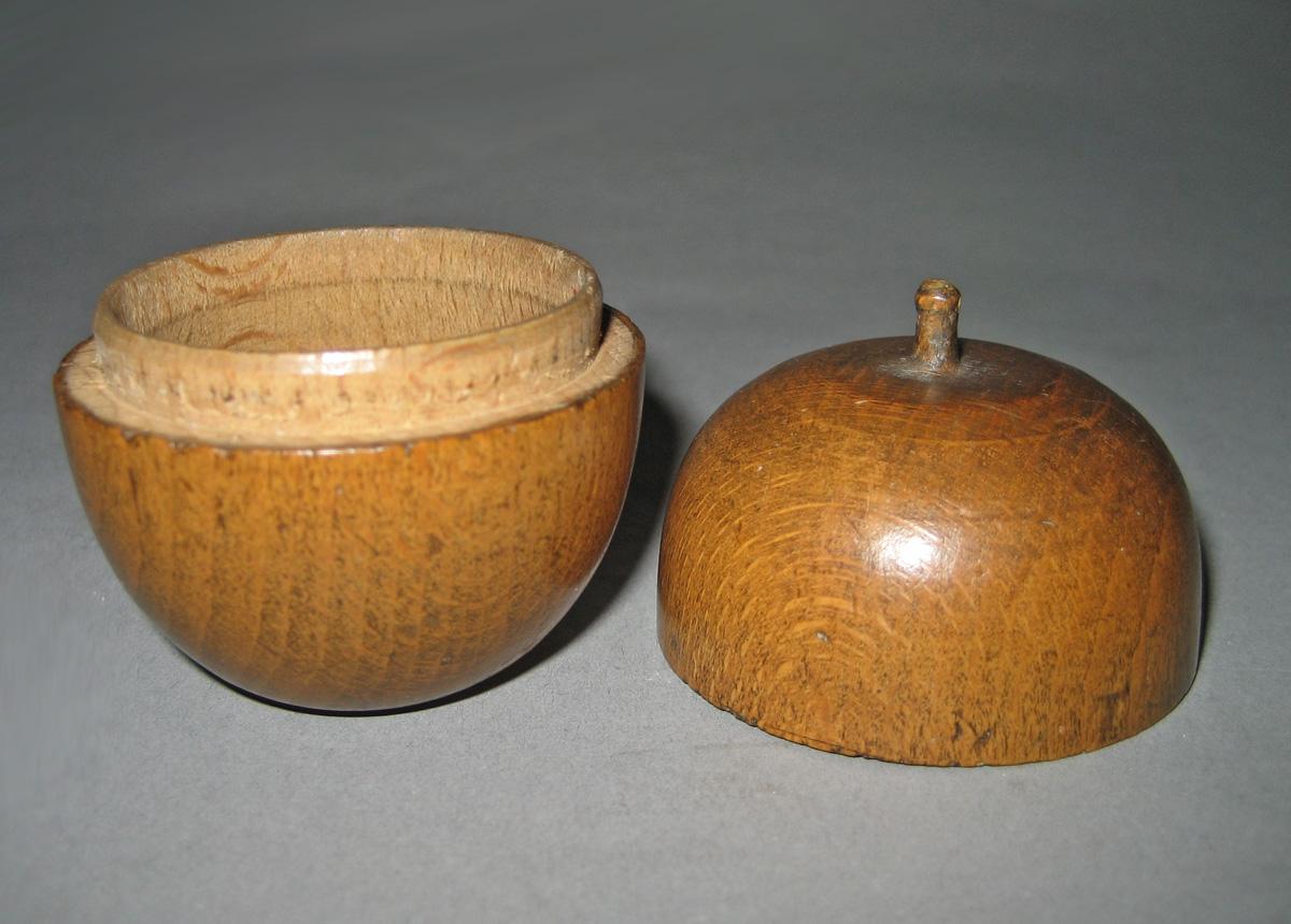 1965.2074 a, b Box view 2