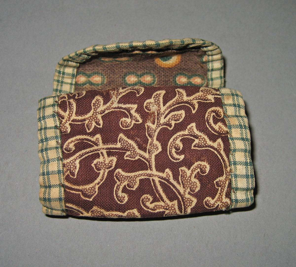 1965.2085 Sewing case view 3