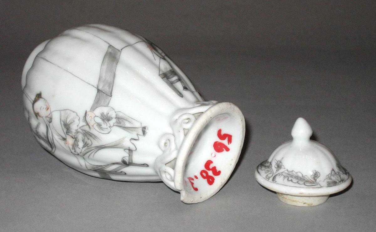 1956.0038.003 A, B Porcelain tea canister bottom