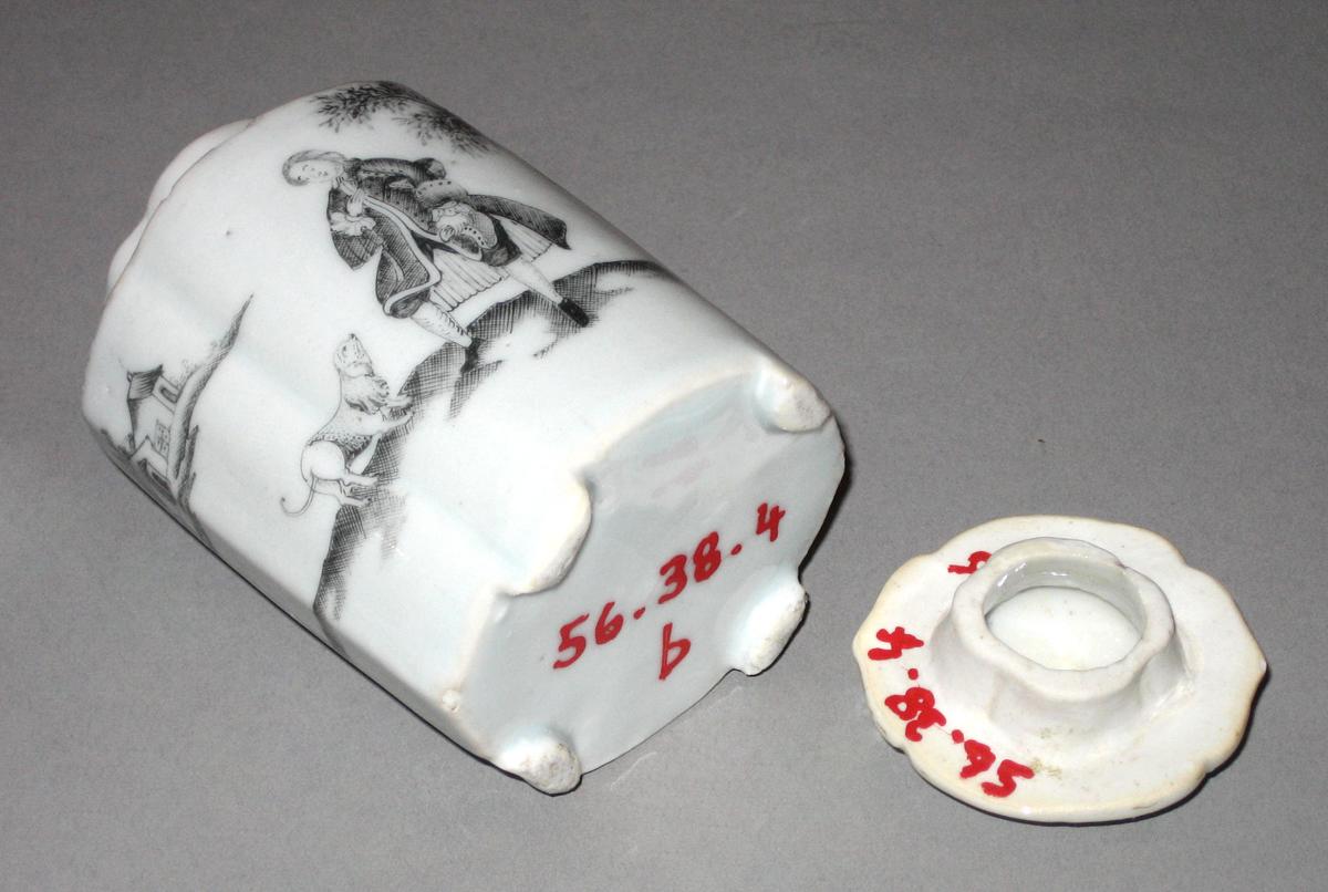 1956.0038.004 A, B Porcelain tea canister bottom