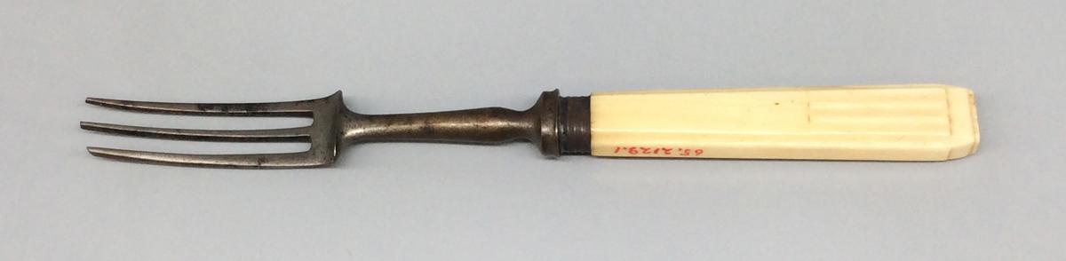 1965.2129.001 Fork, view 1