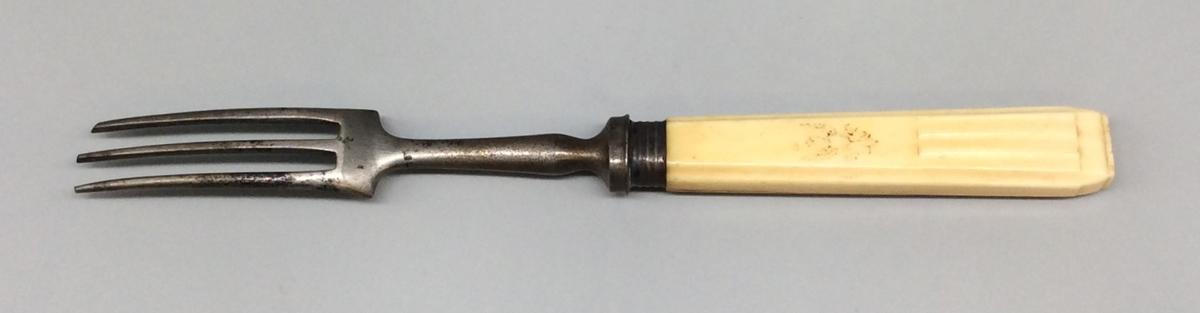 1965.2129.001 Fork, view 2