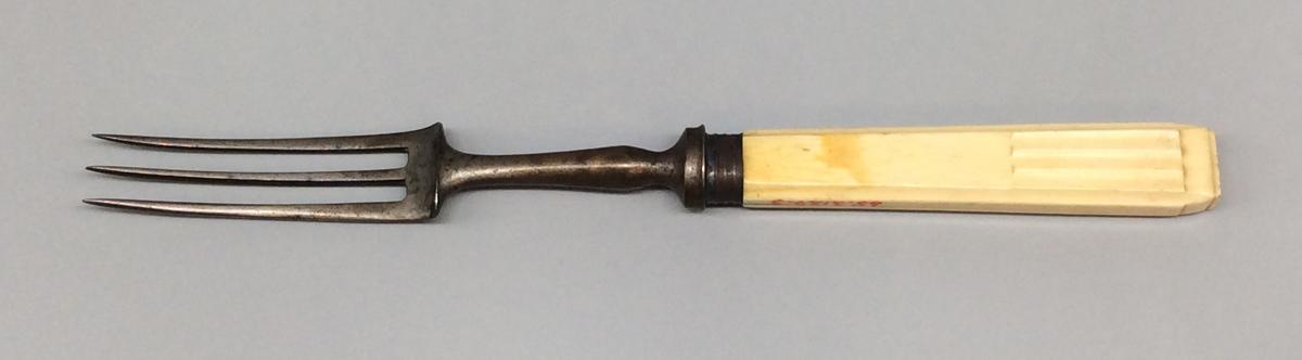 1965.2129.003 Fork, view 1