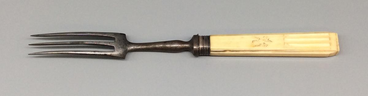 1965.2129.004 Fork, view 2