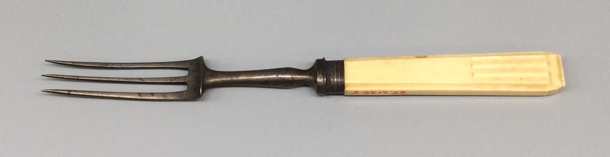 1965.2129.005 Fork, view 1