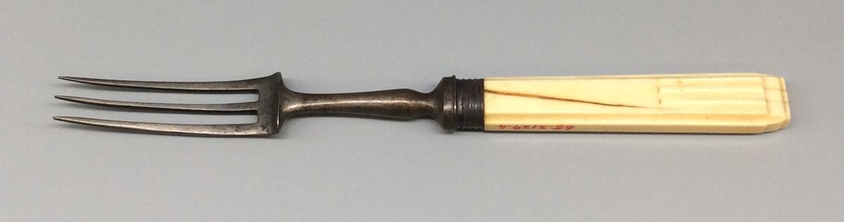 1965.2129.006 Fork, view 1