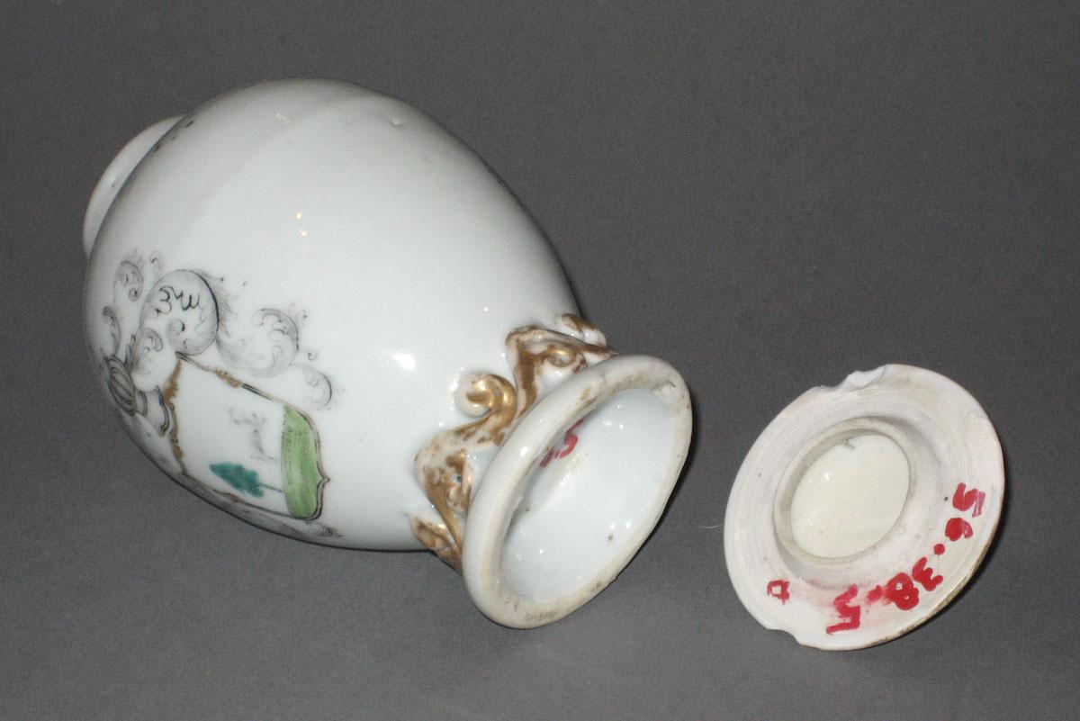 1956.0038.005 A, B Chinese porcelain tea canister bottom