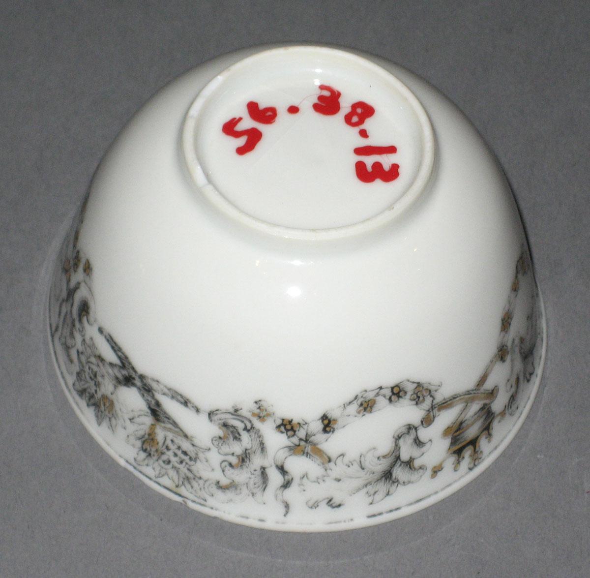 1956.0038.013 Porcelain teabowl bottom