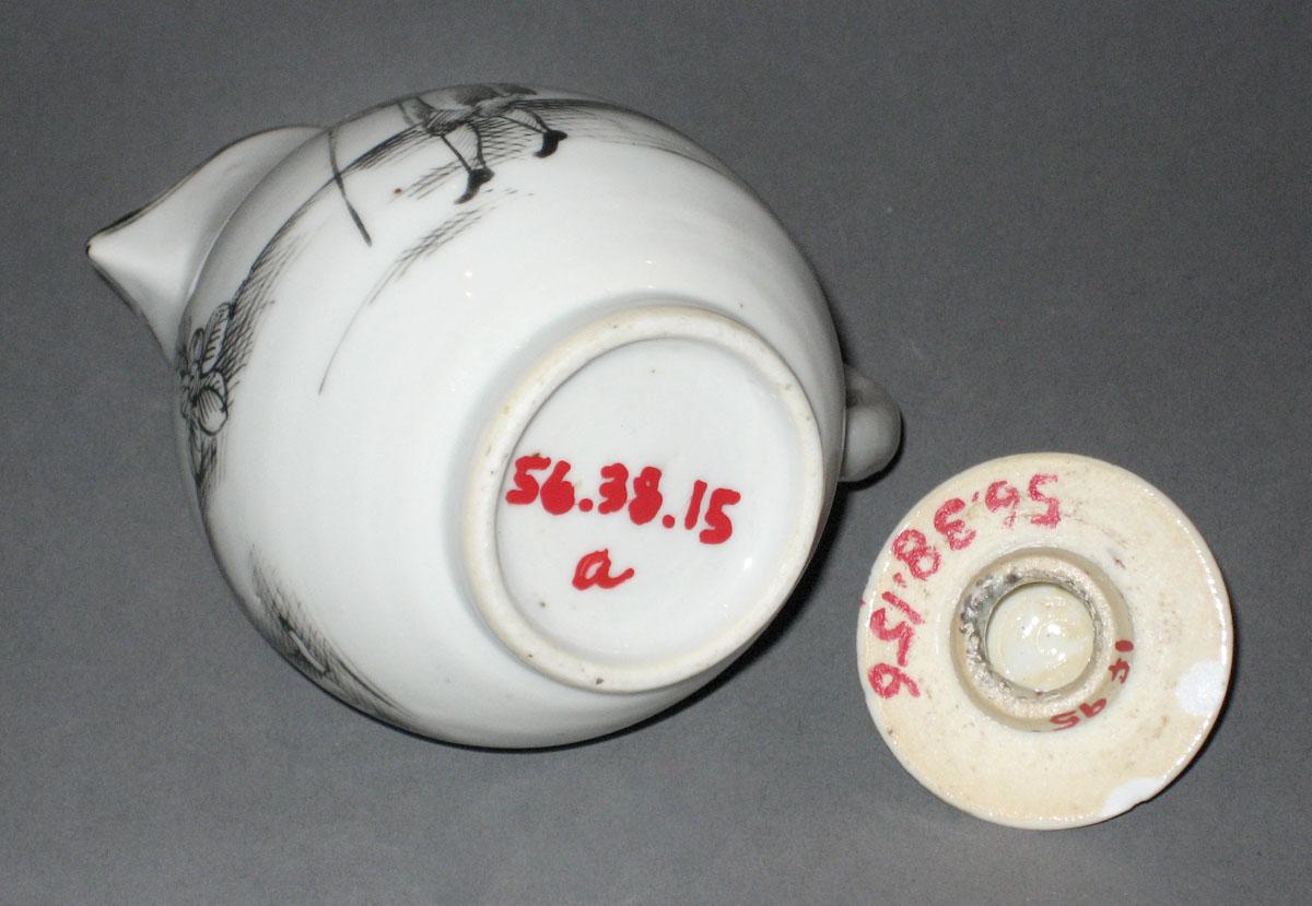 1956.0038.015 A, B Chinese porcelain cream jug bottom