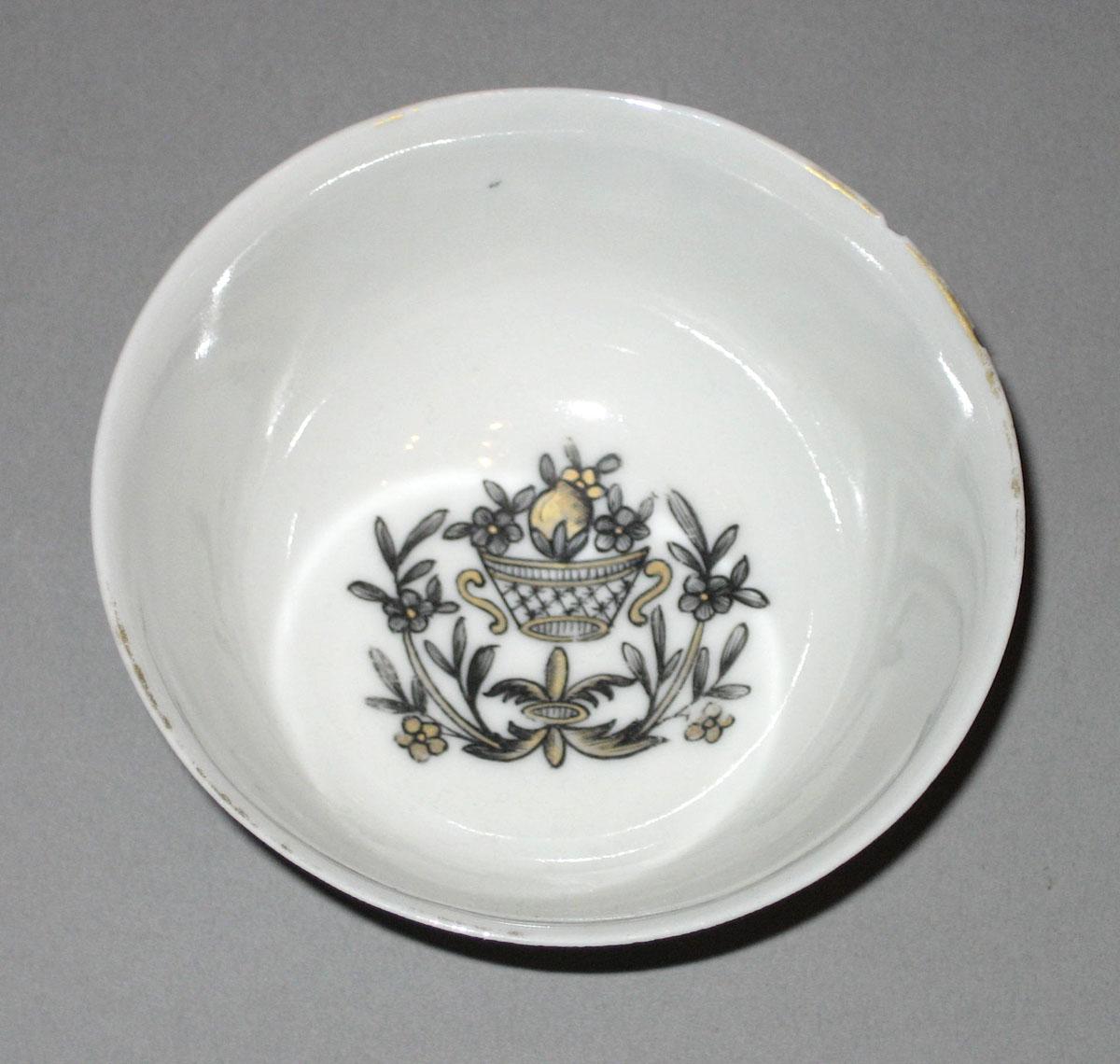 1956.0038.017 Porcelain teabowl top
