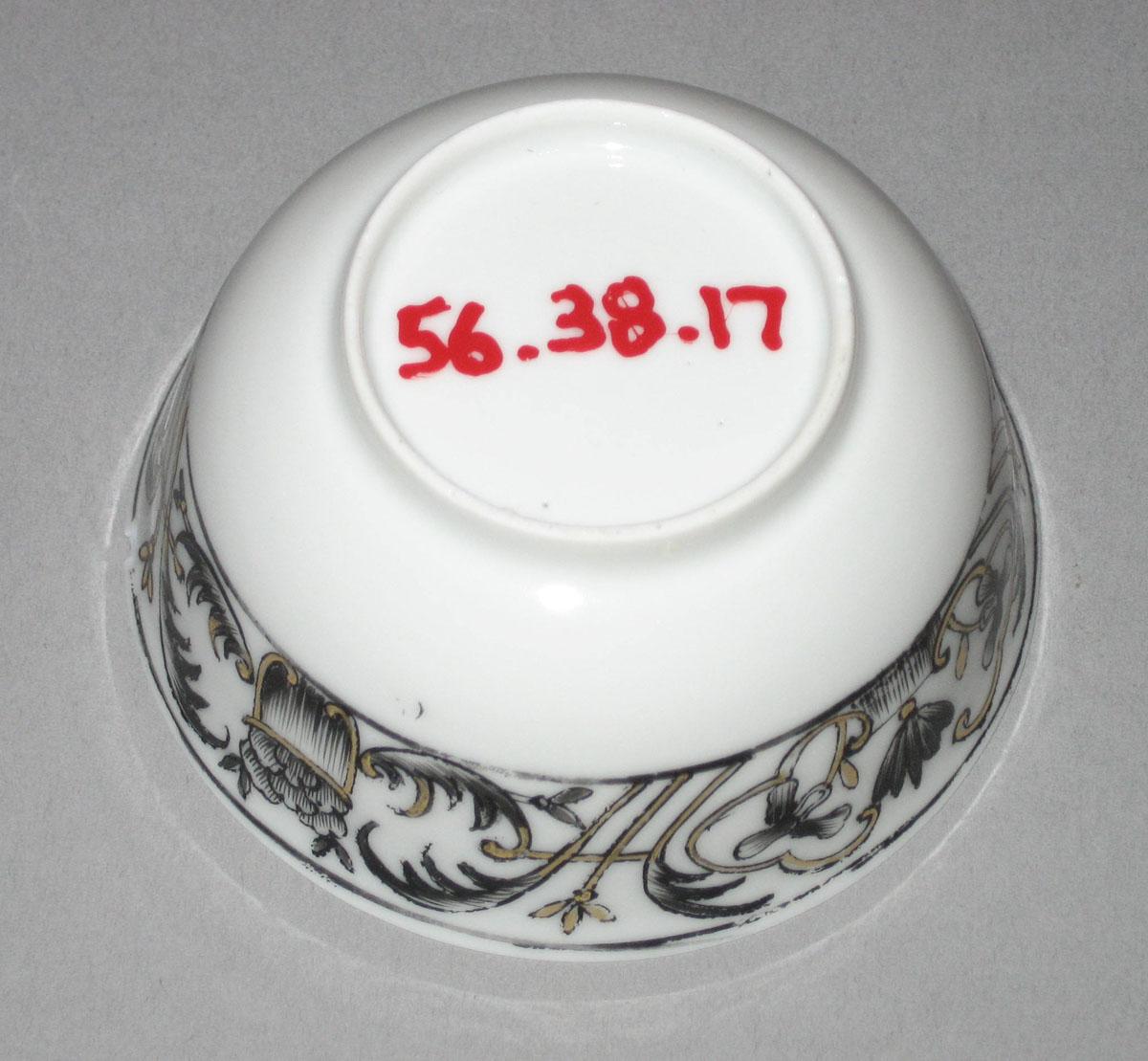 1956.0038.017 Porcelain teabowl bottom