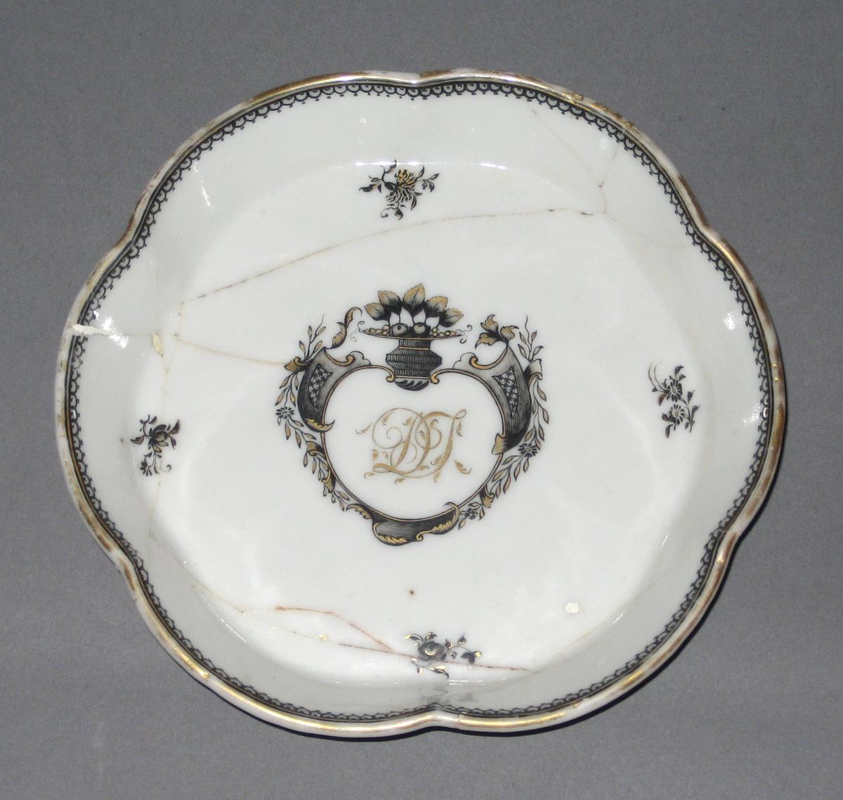 1965.2236 Porcelain teapot stand