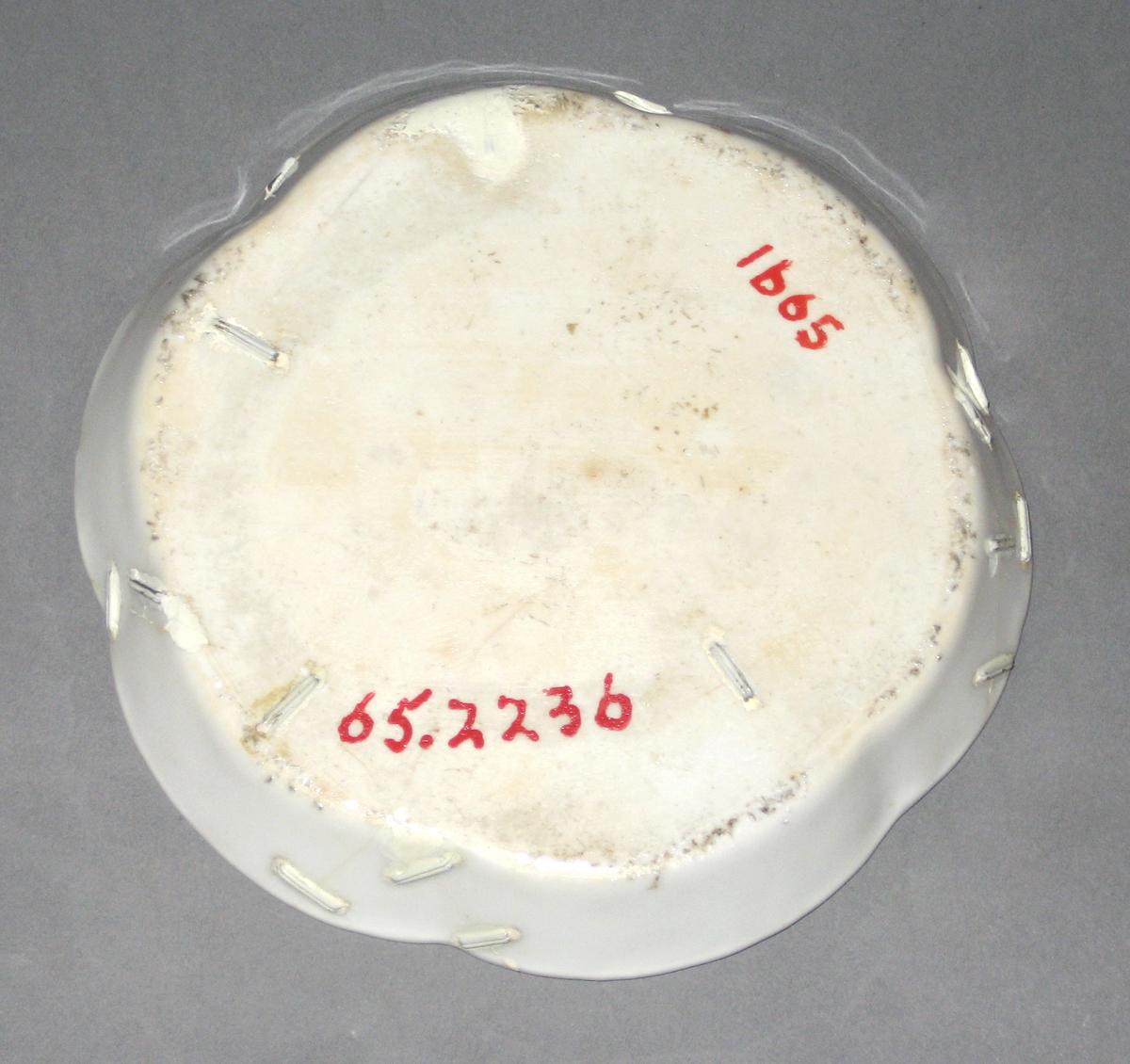 1965.2236 Porcelain teapot stand bottom