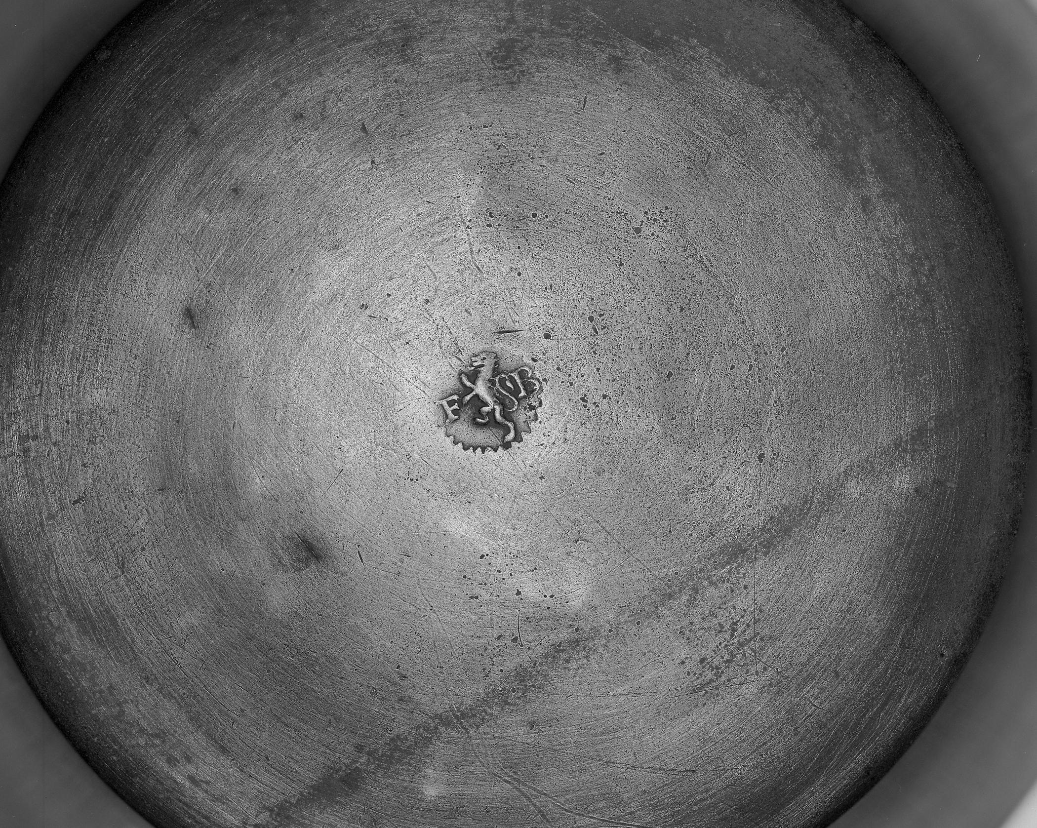 1965.2240 Pewter tankard (mark)