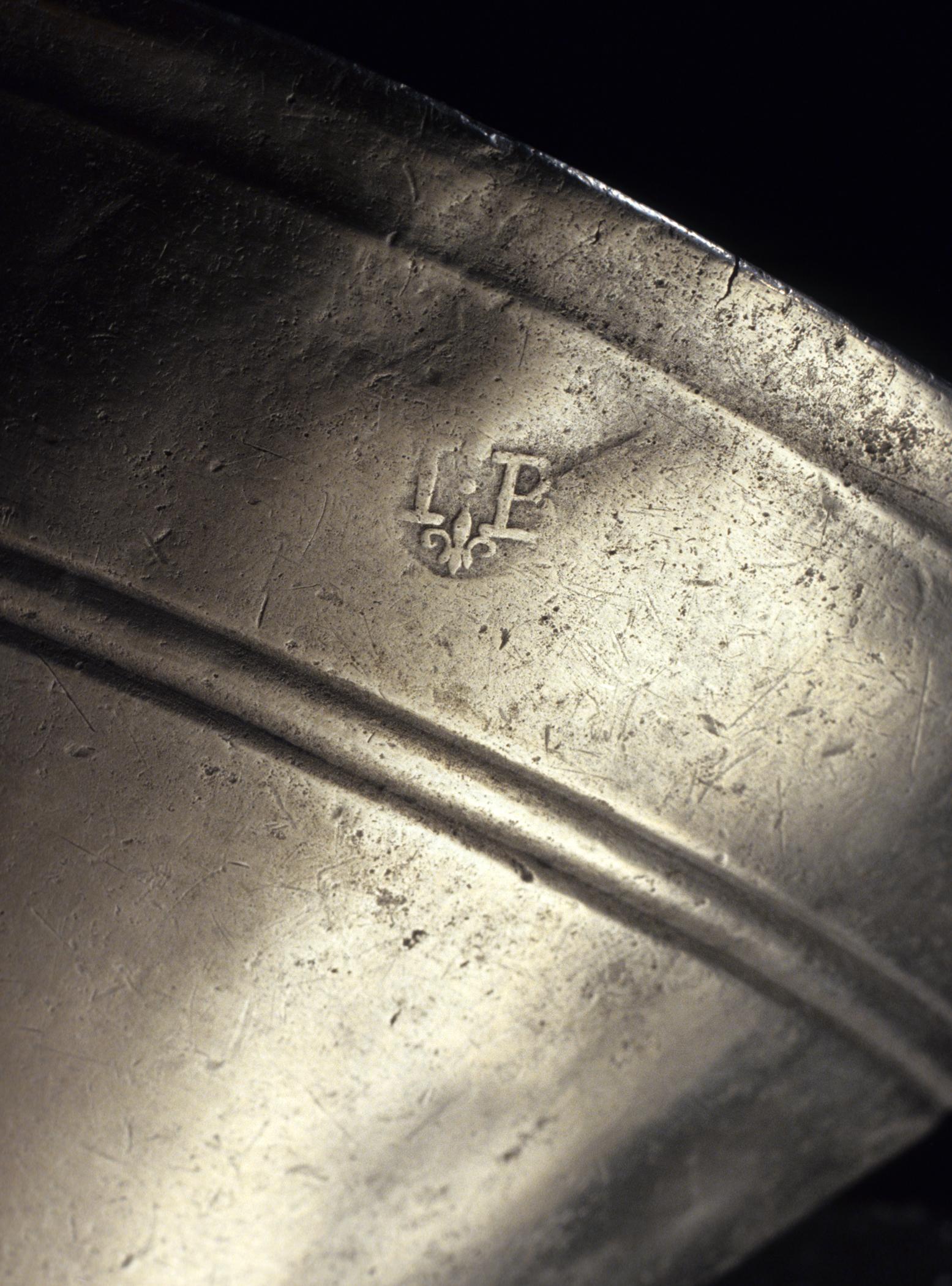 1965.2241 Pewter funnel (mark)
