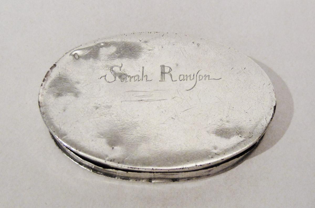 1956.0038.021 A, B Snuff box, underside