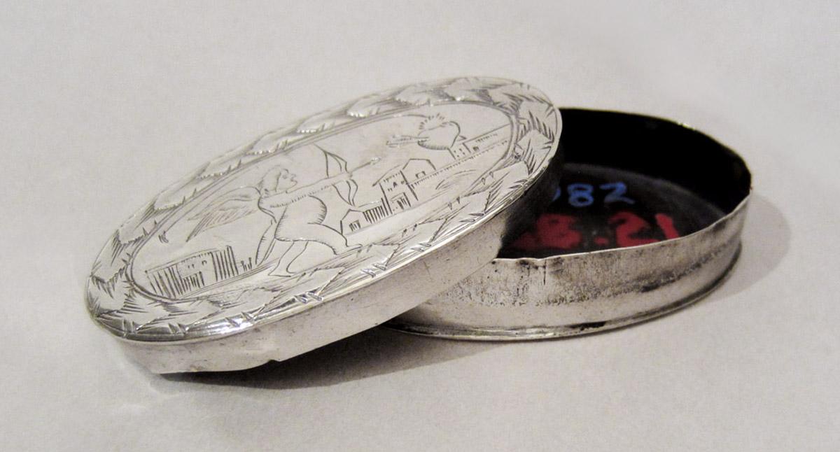 1956.0038.021 A, B Snuff box, view 2