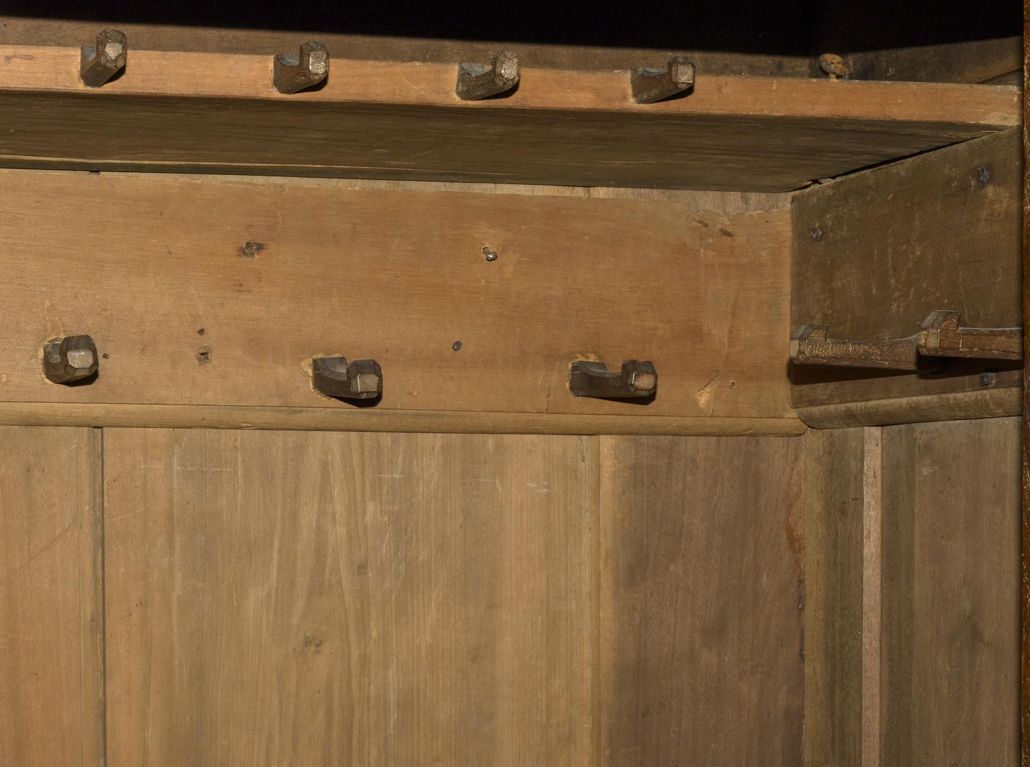 1965.2262 Schrank, detail 6