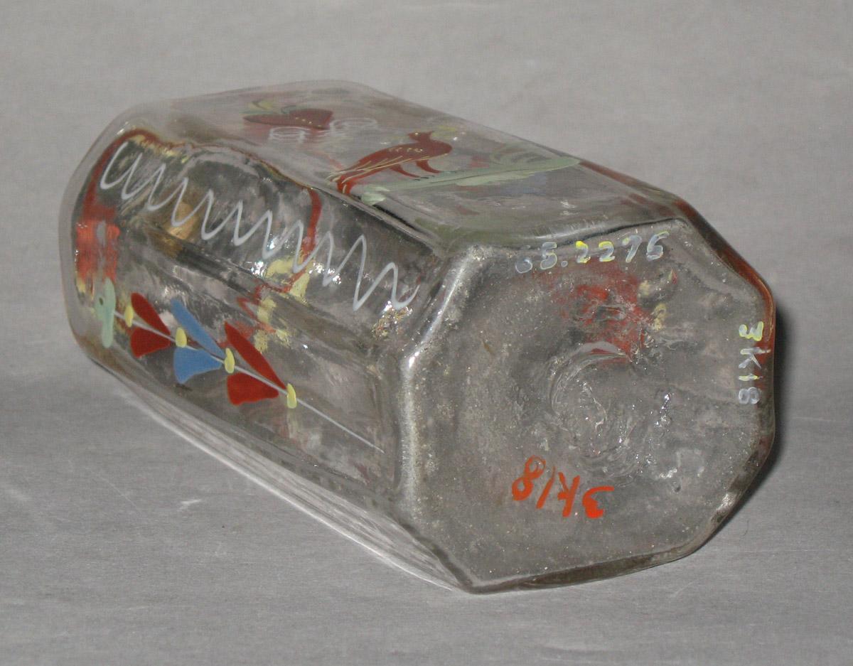 1965.2276 Glass bottle (bottom)
