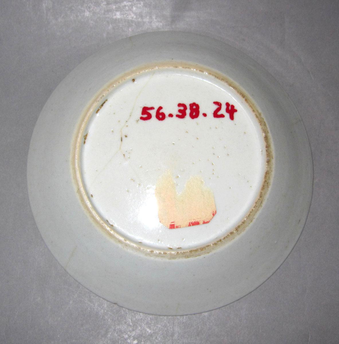 1956.0038.024 Porcelain saucer underside