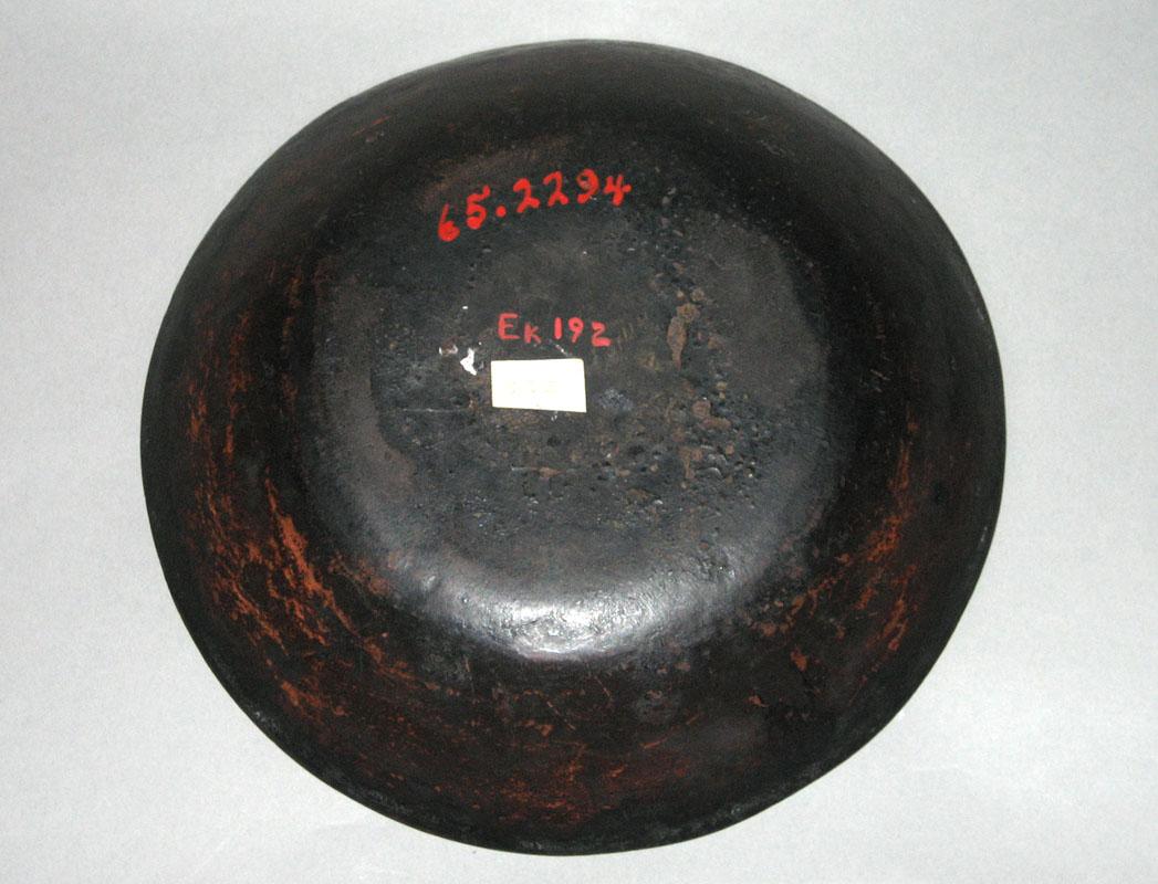 1965.2294 Dish underside