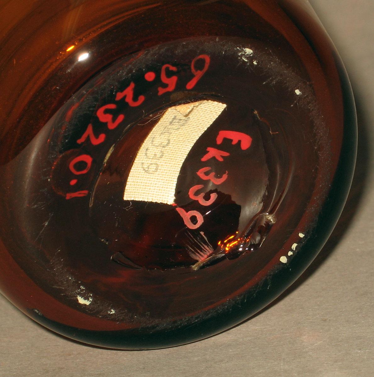 1965.2320.001 Amber glass tumbler (underside)