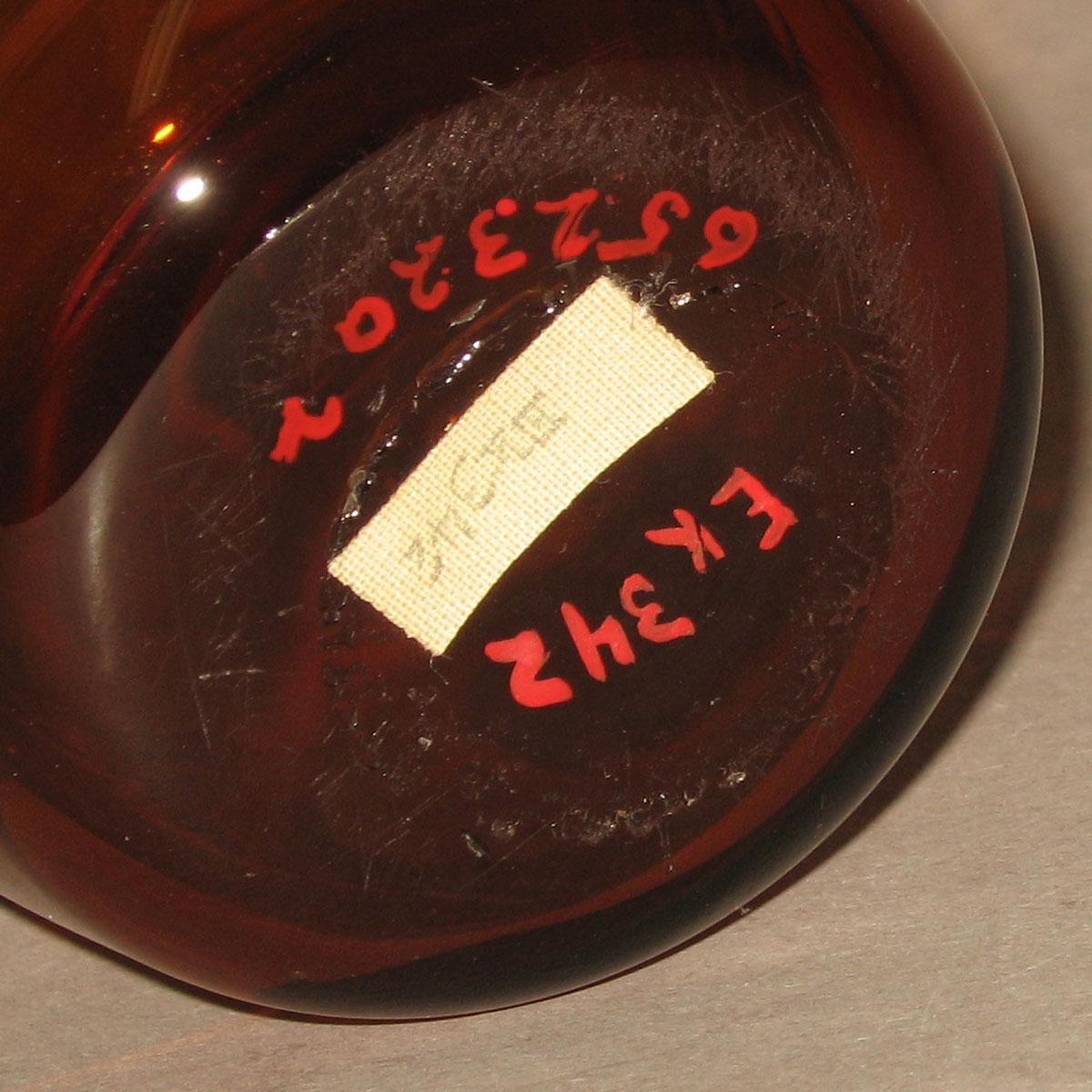 1965.2320.002 Amber glass tumbler (underside)