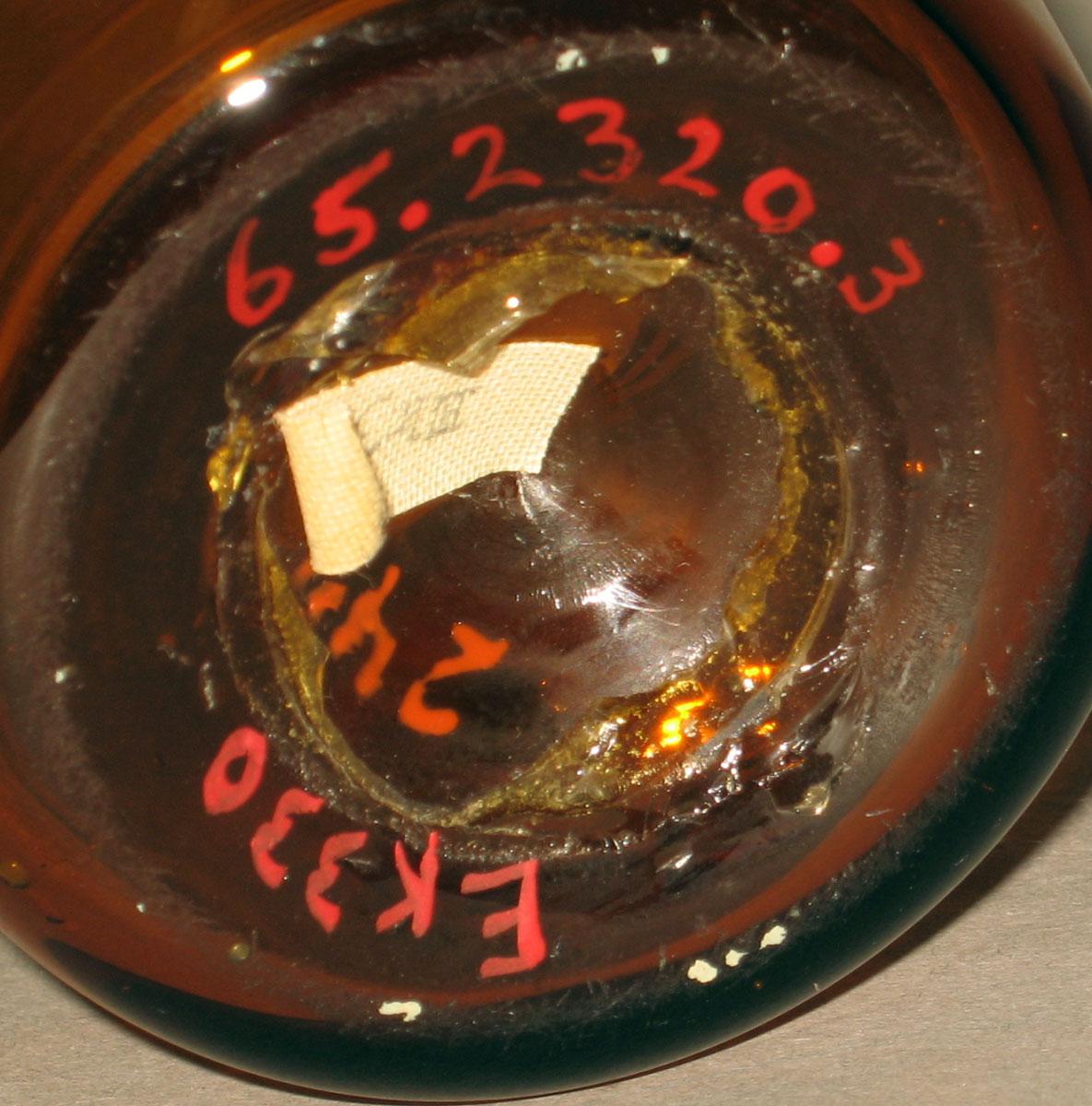 1965.2320.003 Amber glass tumbler (underside)