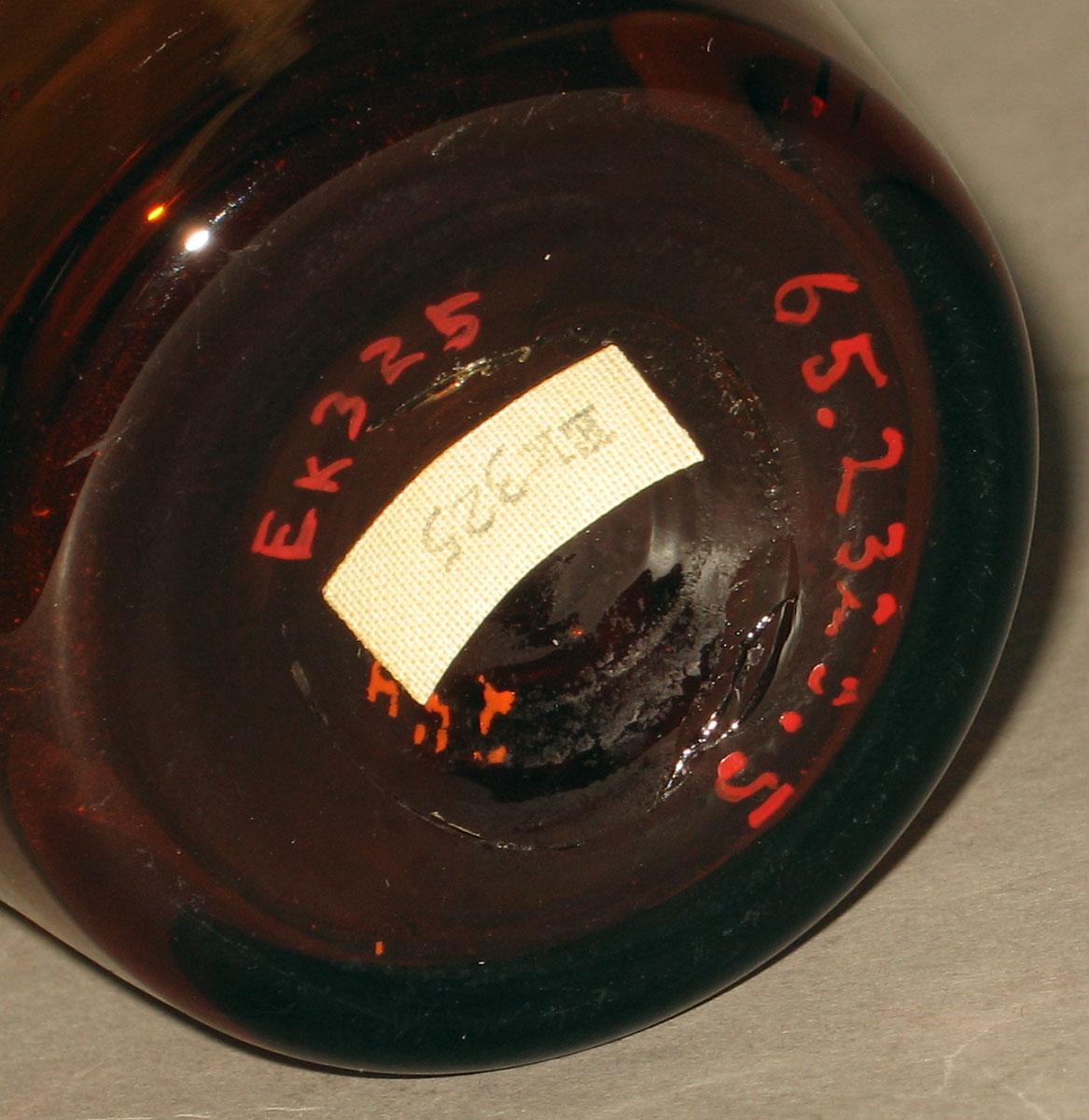 1965.2320.005 Amber glass tumbler (underside)