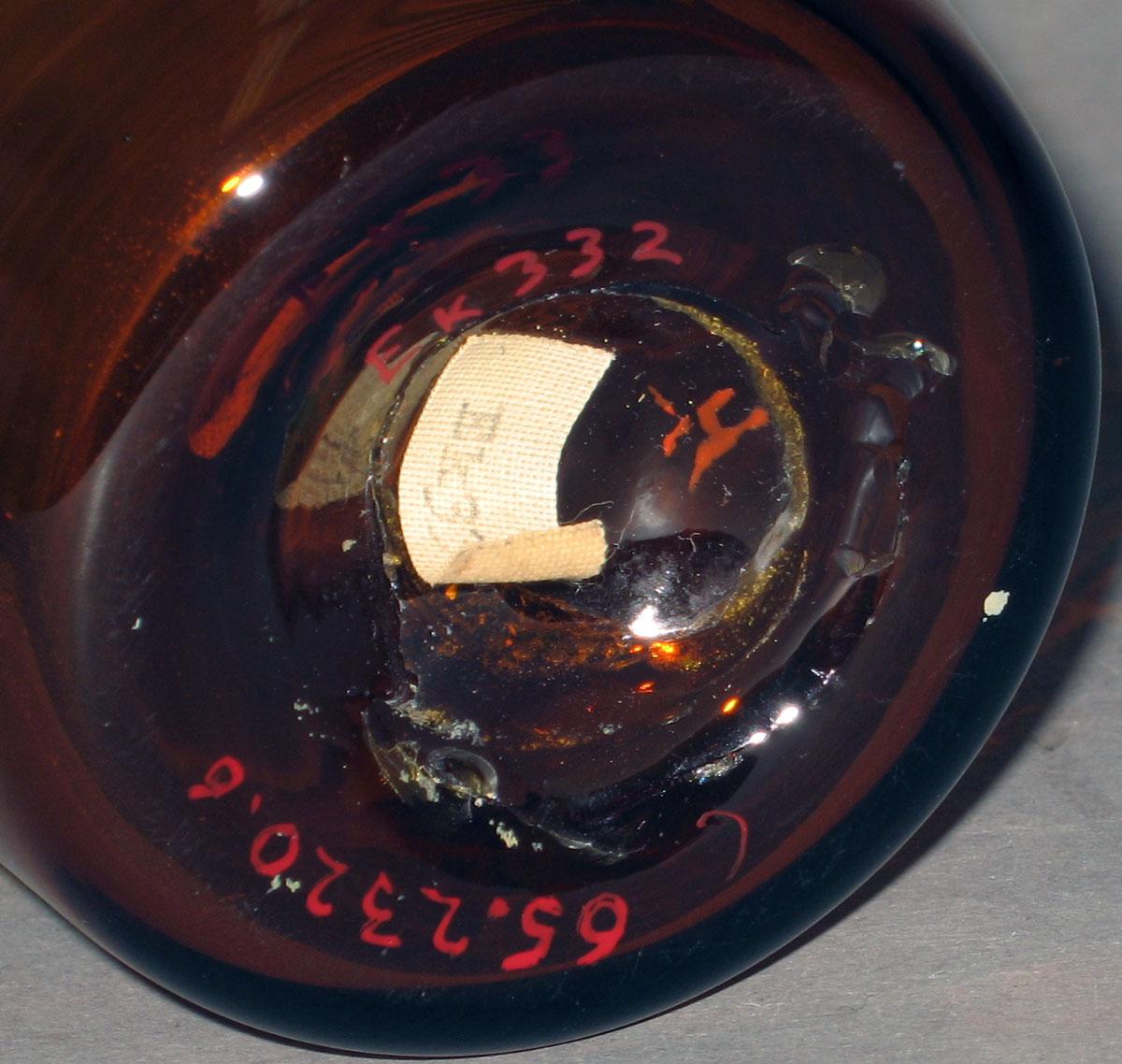 1965.2320.006 Amber glass tumbler (underside)