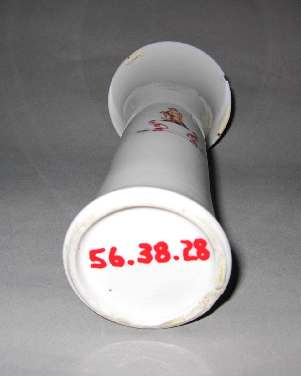1956.0038.028 Porcelain Vase underside