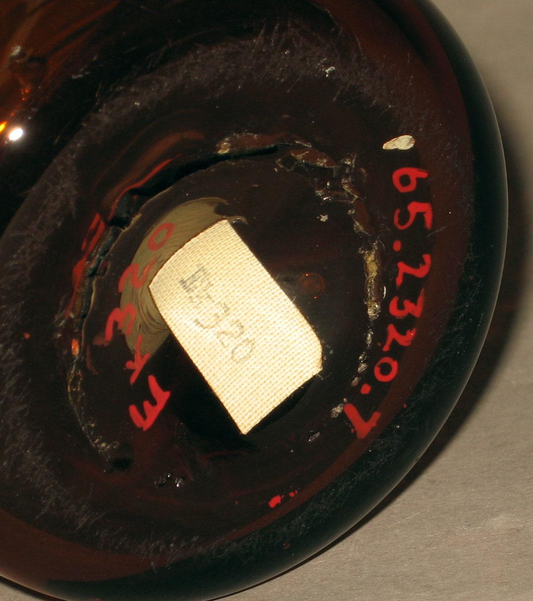 1965.2320.007 Amber glass tumbler (underside)