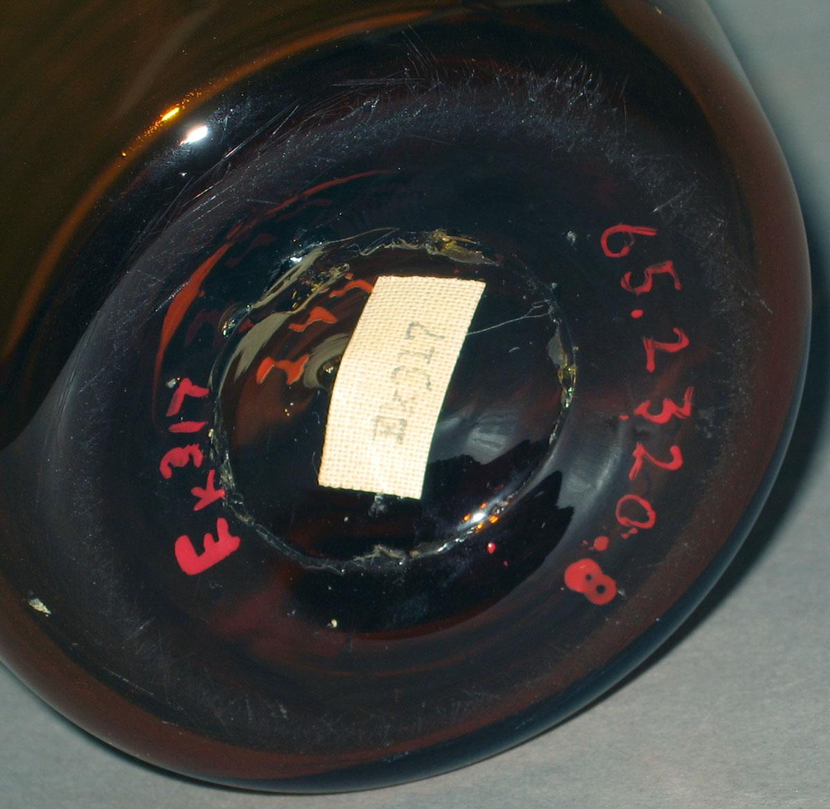 1965.2320.008 Amber glass tumbler (underside)