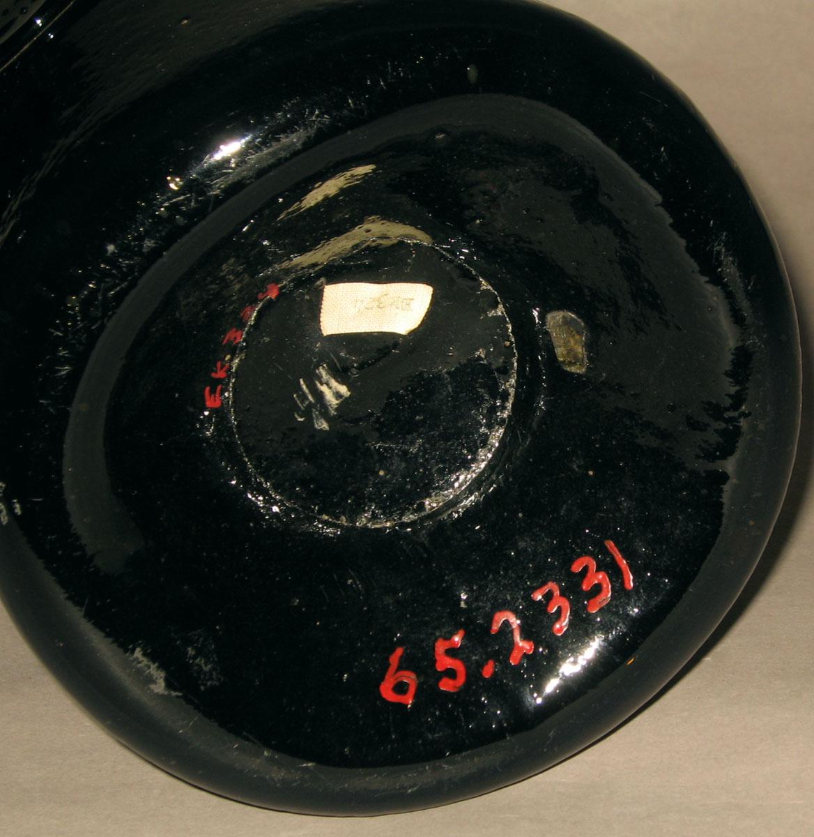 1965.2331 Glass bottle (underside)