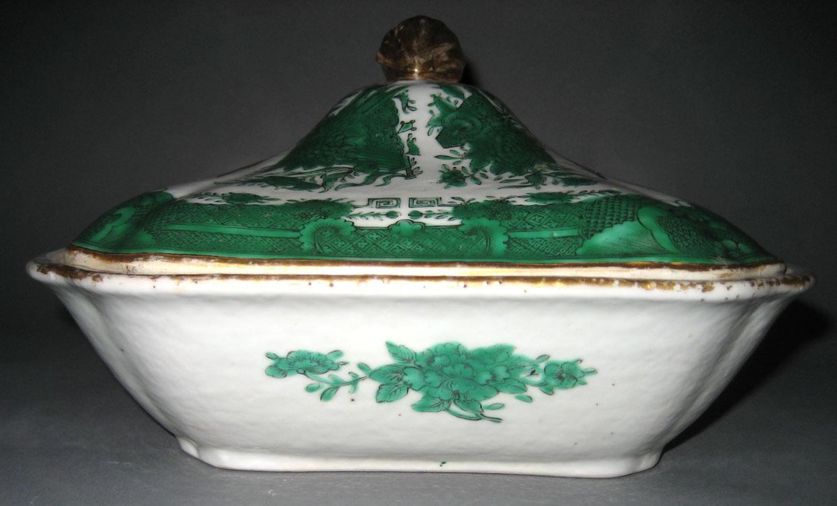 1956.0038.033 A, B Porcelain Dish side view