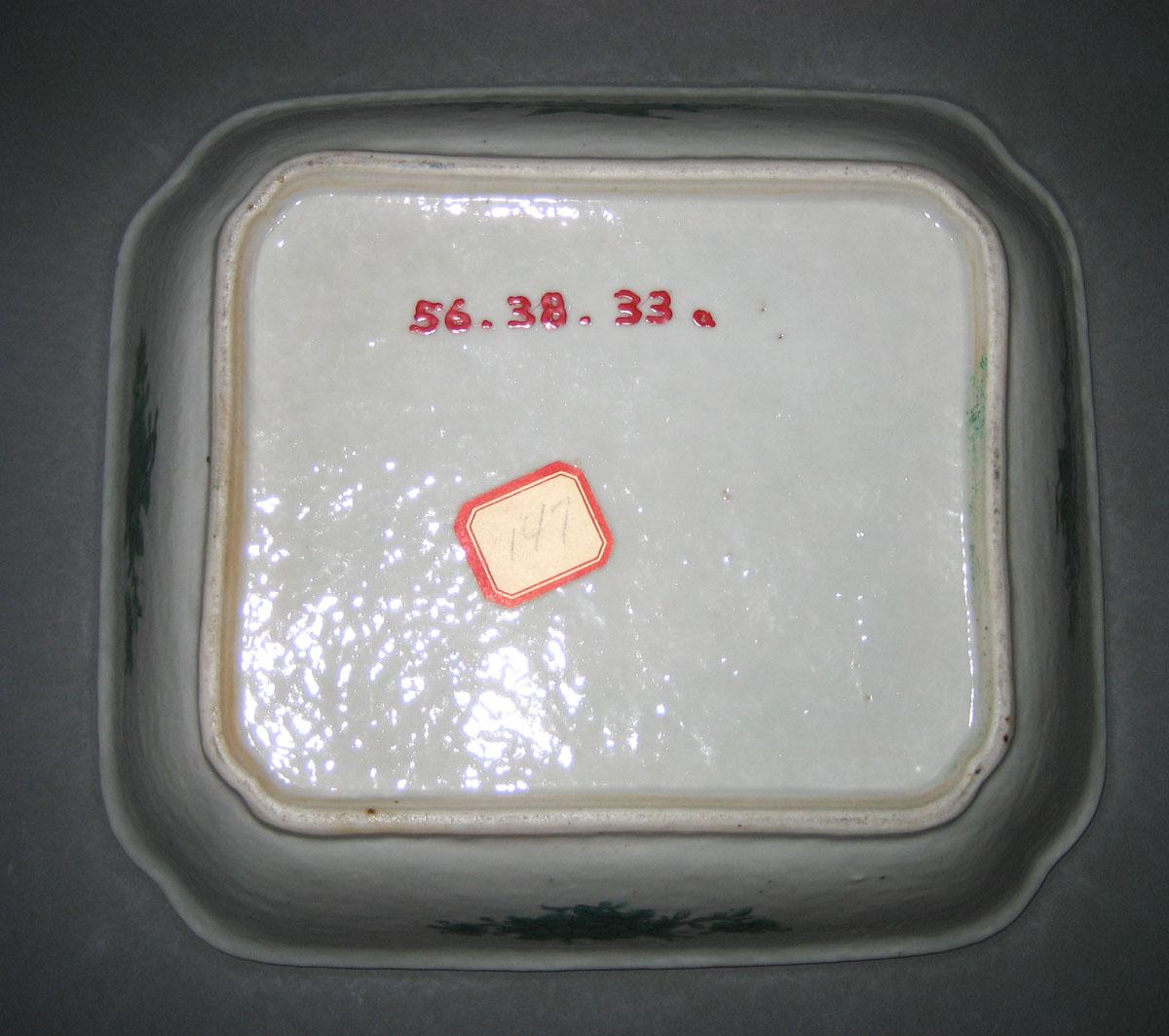 1956.0038.033 A, B Porcelain Dish underside