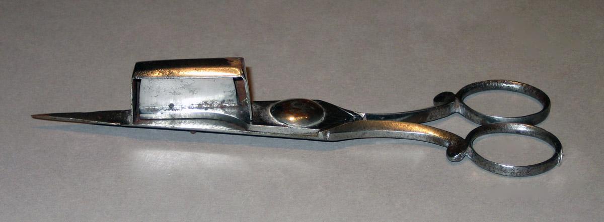1965.2402 Snuffer