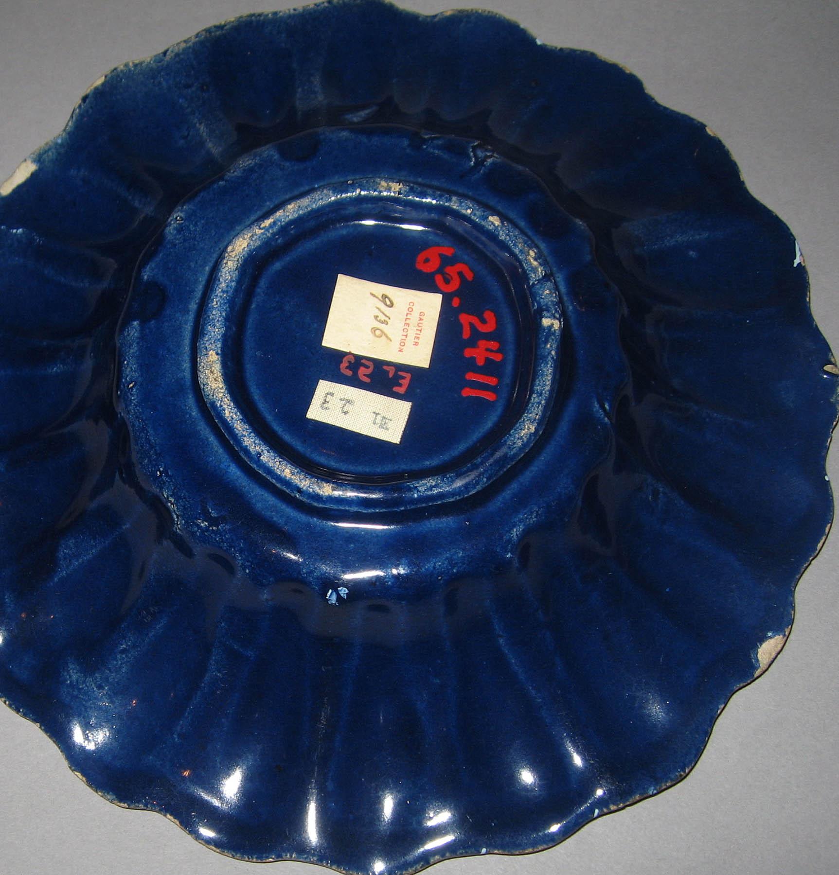 1965.2411 Earthenware dish (underside)
