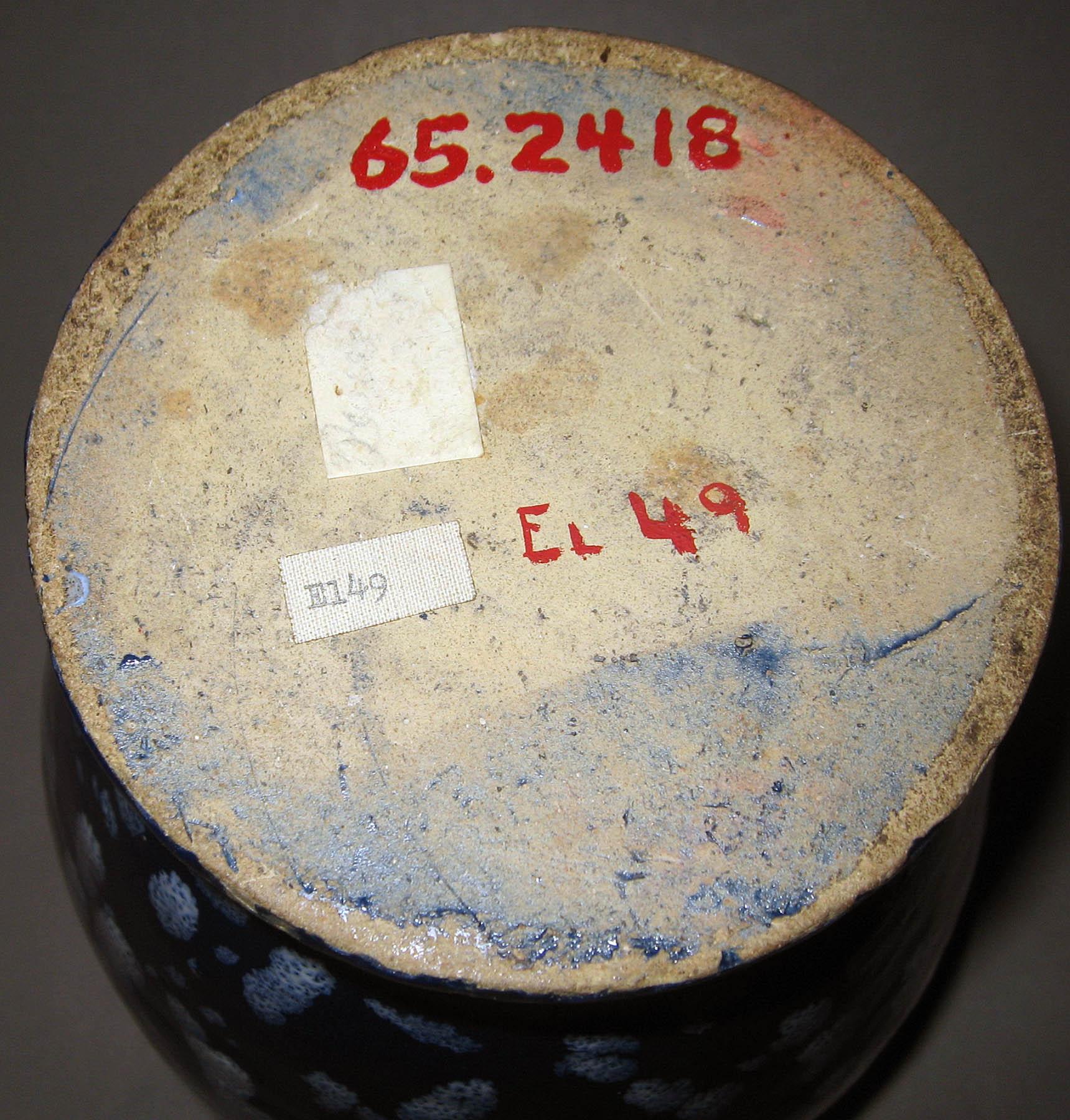 1965.2418 Earthenware vase (underside)