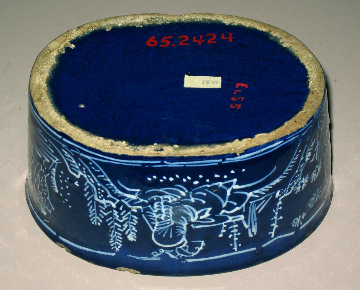 1965.2424 Delftware potting pot (bottom)