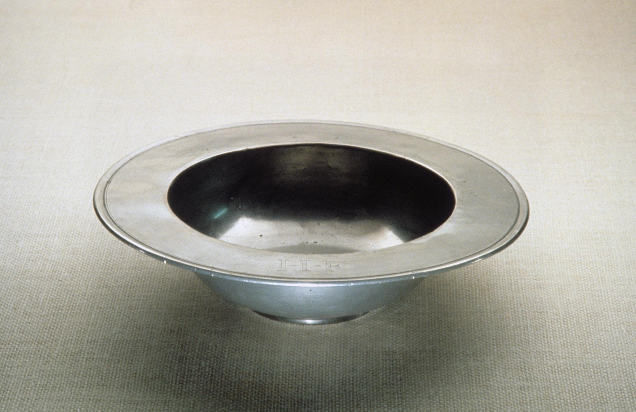 1965.2462 Pewter bowl