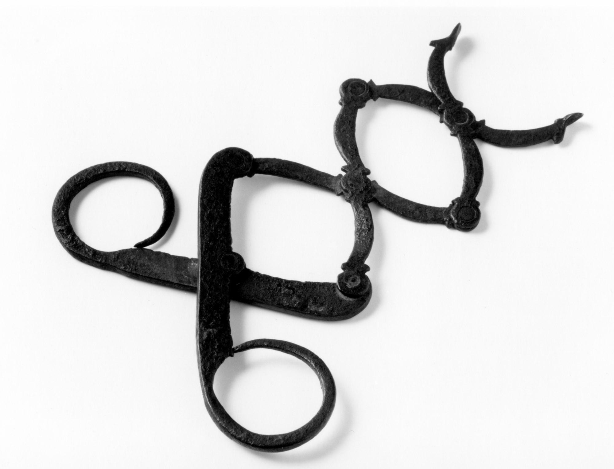1965.2472 Tongs, Pipe Tongs
