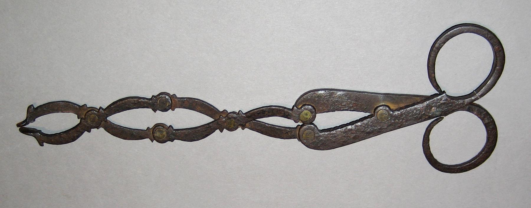 1965.2472 Pipe tongs