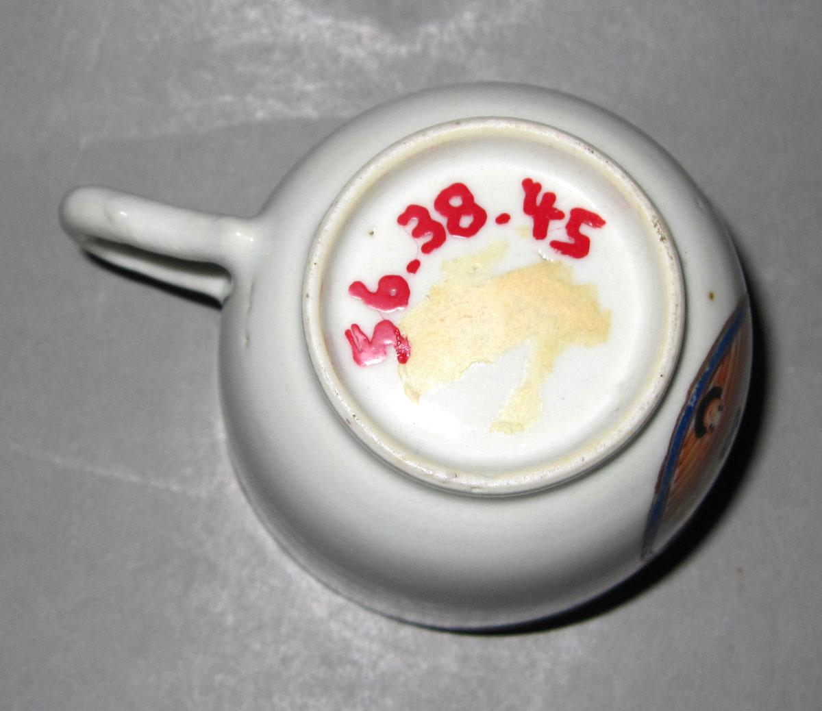 1956.0038.045 Porcelain cup underside