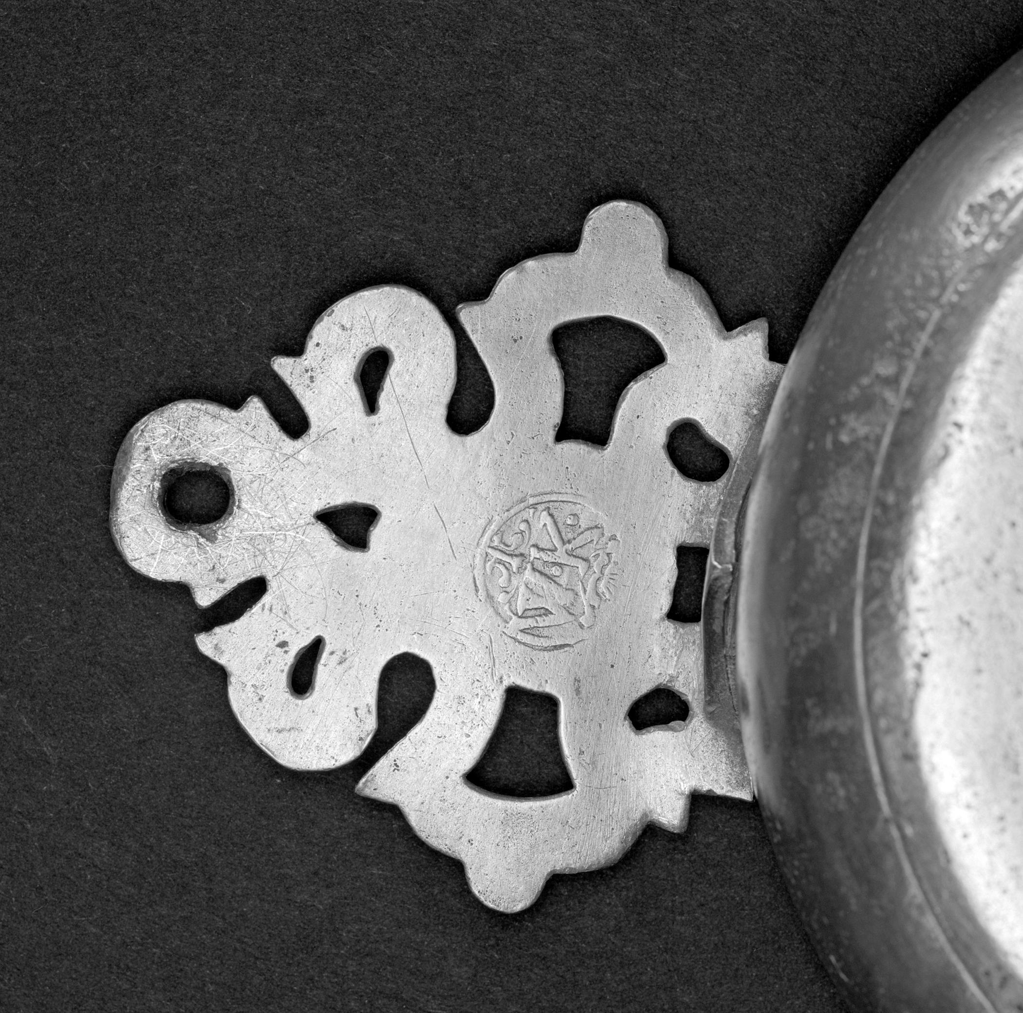 1965.2497 Pewter porringer (mark)