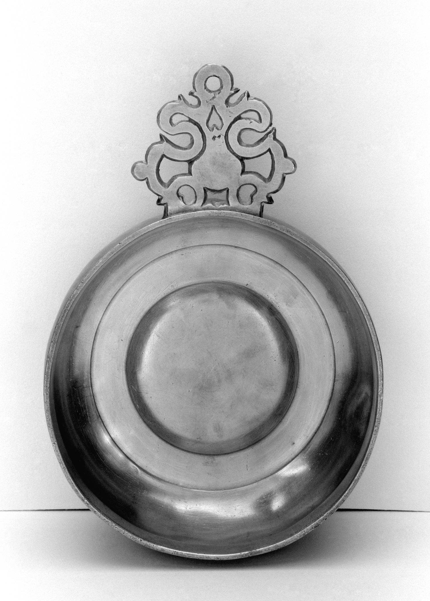 1965.2498 Pewter porringer